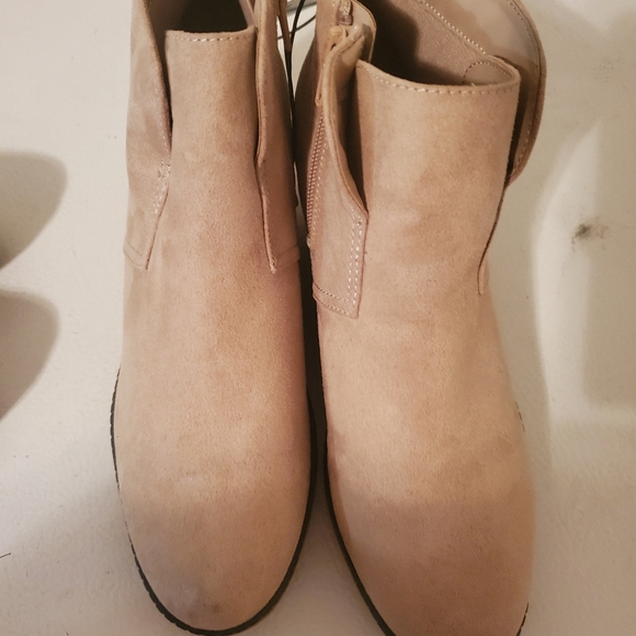 Lily Morgan - Picture 2 of 6